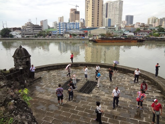 Chinese tourists on the Wall, flanking the Pasig River.