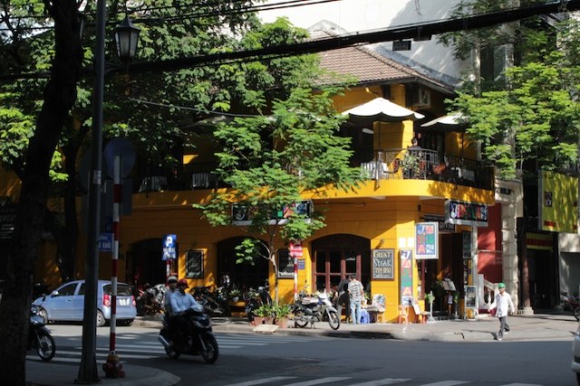 Jaspas’s – a restaurant serving Western Food.  This spot was likely occupied by a former grocerie store, Thai Thach in the 50s.  