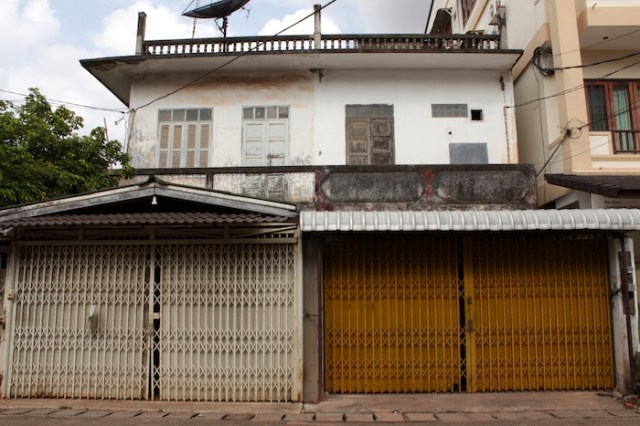 Channelling the old town of Surabaya. Thanon Phanompenh.