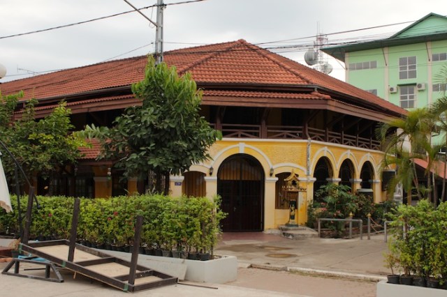 European restaurants around the Nam Phu Fountain. 