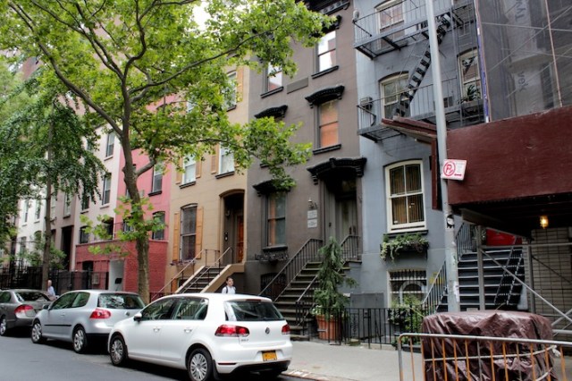 43 – Nos. 210 – 198: a further row of residential townhouses. No. 208 is the Polish Institute of Arts and Sciences.