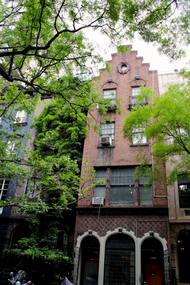 37 – No. 117: Dutch-inspired gabled roof.