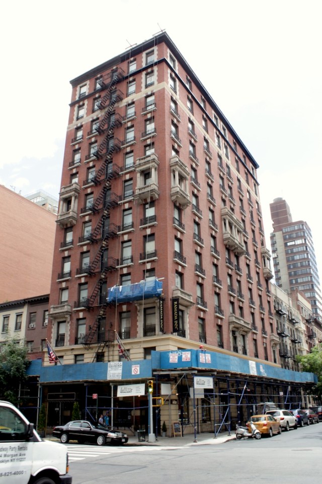 40 – Ramada Inn, originally the Rutledge Hotel (1924). The building has Italianate flourishes, and channels similar tenement buildings in Boston.