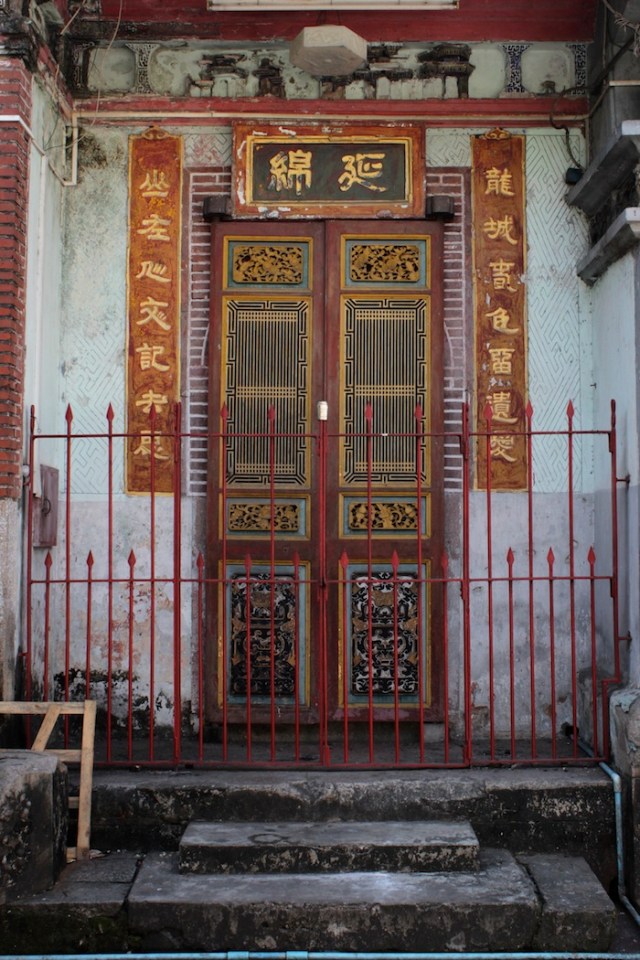 Ornate façade of the Liao San Tao Temple （龍山堂）, Latha Road.