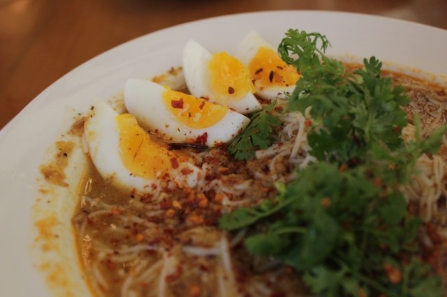 Mohingya: the typical Burmese breakfast.