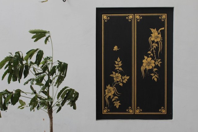 Detail on the wall of a Chinese merchant’s villa, Glodok (Chinatown). 