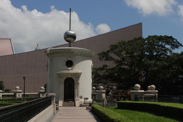 The Signal Tower was part of the Marine Police Headquarters and was used to signal time to ships in Victoria Harbour.