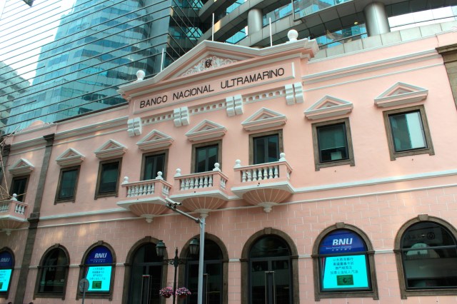 The Banco Nationale Ultramarino head office (built in the early 1900s) on Avenida da Almeida Ribeiro.  