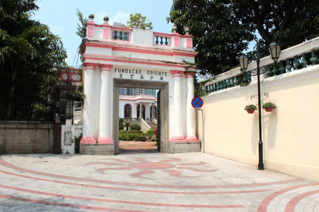 The Casa Garden (1770) was once the residence of a Portuguese taipan, Manuel Pereira, before being the headquarters of the British East India Company.  Today it houses the Fundação Oriente.  