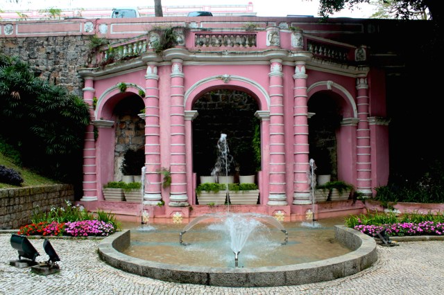The St Francisco Garden (1580) is the oldest garden in Macau.  Most of it has been demolished, except for this delightful fountain.  