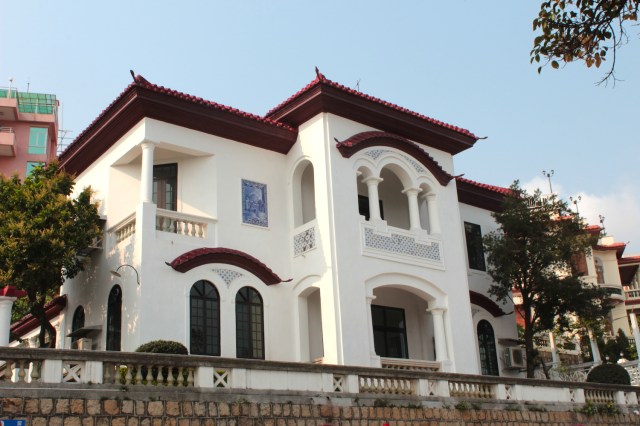 Here is another example of a villa along Avenida da Republica.