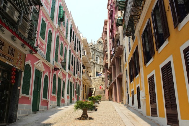 Commercial edificios (edifices) in the vicinity of the ruins of St Paul's.  