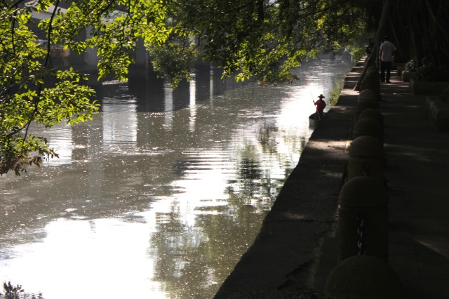 The narrow canal separating Shameen Island to the right, from the "mainland" of Guangzhou.