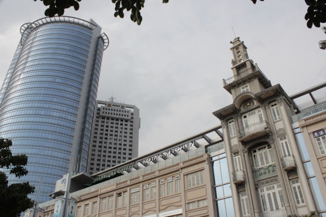 Further down the Bund sits the Foo Sing Hotel 福星旅社, established by a Taiwanese emigre in the 1920s in a distinctly East-West style.  To its left stands the Standard Chartered Bank, probably occupying the very spot it used to occupy in the colonial era. 