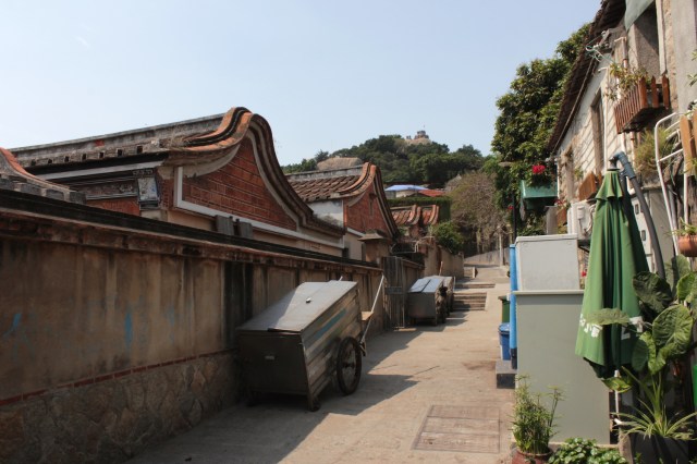 Traditional Min-nan 閩南style houses  四落大厝 (1900s) to the left.  In the distance is  the Sunlight Rock 日光岩 - the highest point in Gulangyu.