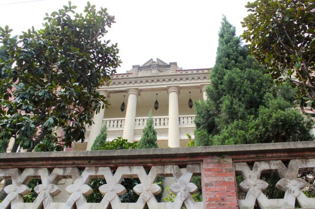 Yizu Mansion 亦足山莊 （1920s) was built by a Singaporean-born Chinese.  