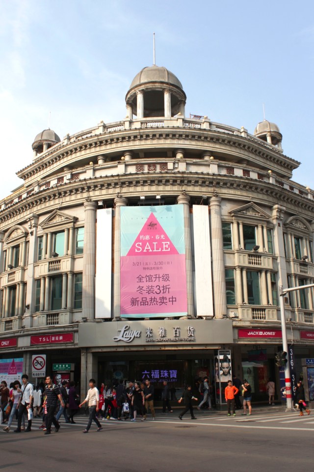 Around the Siming Road junction, many fabulous instances of commercial and residential architecture suddenly appear.  This mall building stands at an intersection, and recalls Ginza, Tokyo.