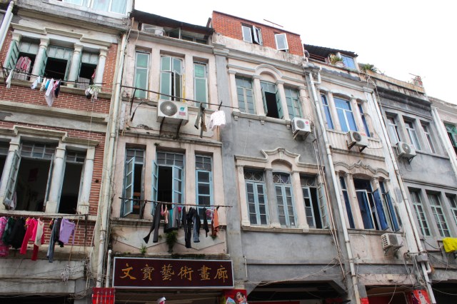 Varying forms of shophouse architecture. 