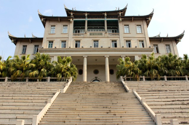 The Kianlam Assembly Hall 建南大會堂 is a fine specimen on the "Kah Kee" style, with soaring Chinese rooves on a palatial foundation.  