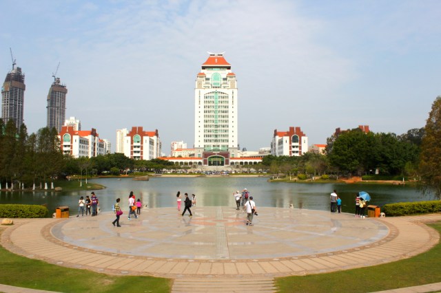 The High-rise Kah Kee Tower 3, surrounded by Kah Kee Towers 1, 2, 4 and 5, presides over Furong Lake 芙蓉湖.