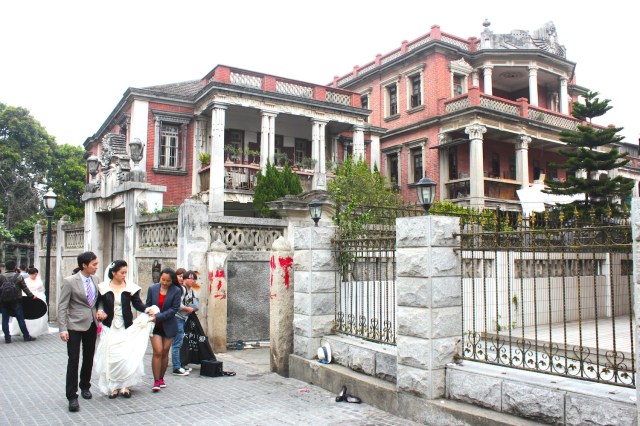 A ubiquitous sight - wedding photoshoots in the shadow of what the Europeans left behind, Gulangyu Island.