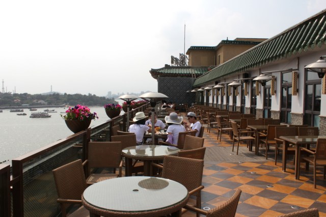 The restaurant's highly popular roof-top restaurant, serving typical Xiamen and Hokkien dishes (many of which exist also in Singapore); and with a view of Gulangyu Island.