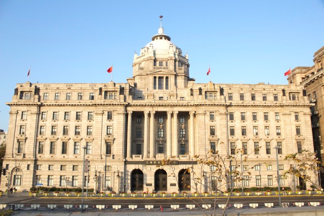 Bund # 12 is the former Hong Kong and Shanghai Banking Corporation Headquarters, designed by Palmer & Turner in a Neoclassical style and erected in 1923. Today, it houses the Pudong Development Bank.