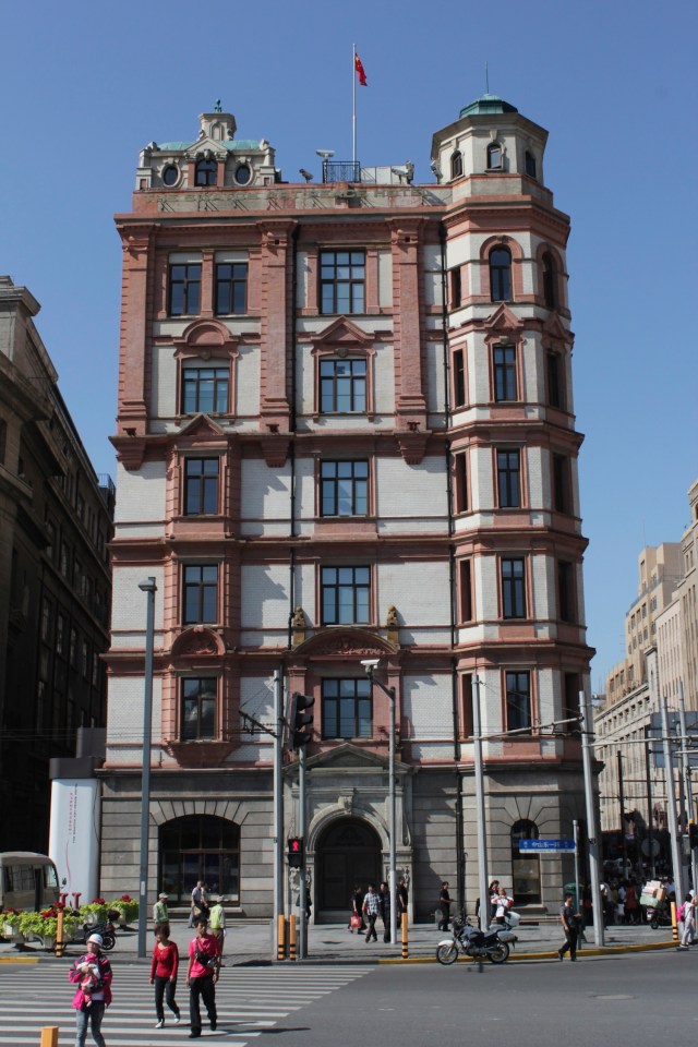 Bund #19 is the famous Palace Hotel, designed by W Scott of Scott & Carter in an Edwardian style and opened in 1909. Today it houses the Swatch Art Peace Hotel.