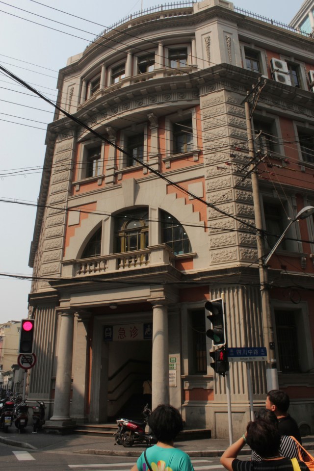 The Mitsubishi Corporation offices were designed by Japanese architect Fukui and opened in 1914.