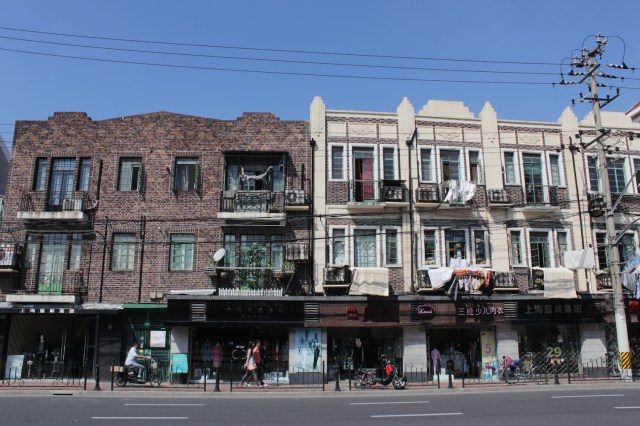 Apartment complexes along the street. All in all, a very pleasant, almost Japanese atmosphere prevails. 