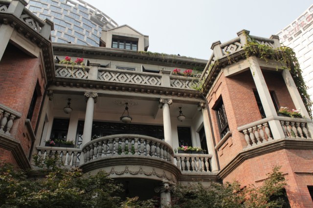 Xintiandi 新天地 is a spanking new lifestyle and entertainment precinct centred on a cluster of warehouses and traditional shikumens 石庫門 and lilongs 里弄.  