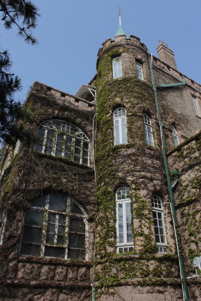 Granite House 花石樓 is the most popular landmark in the district, and affords beautiful views of the district and Tsingtao City. 
