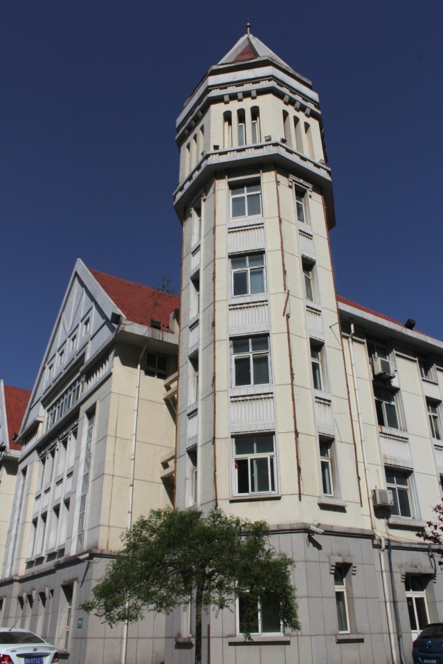 Machang Avenue has the most monumental and opulent buildings.