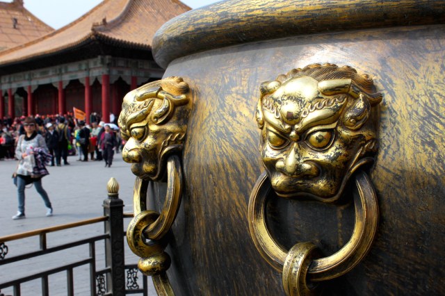Big bronze jars with the Hall of Central Harmony 中和殿 in the background.  
