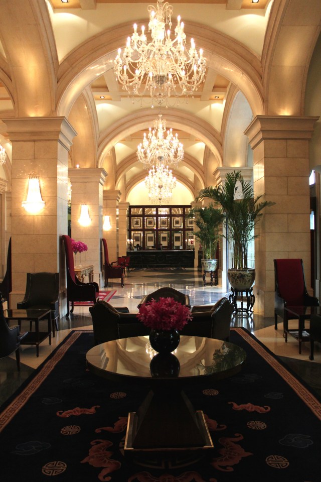 Zoom out of the lobby space.