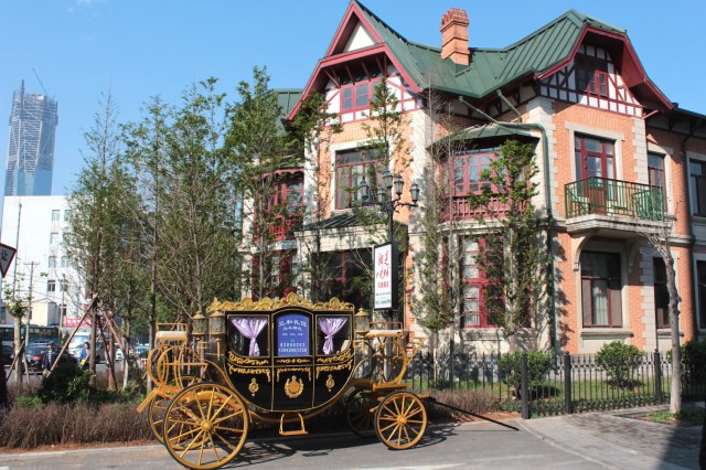 Around Russian Street stood many villas, some of which have been restored as a fairytale-like luxury hotel, complete with Cinderella coach. 