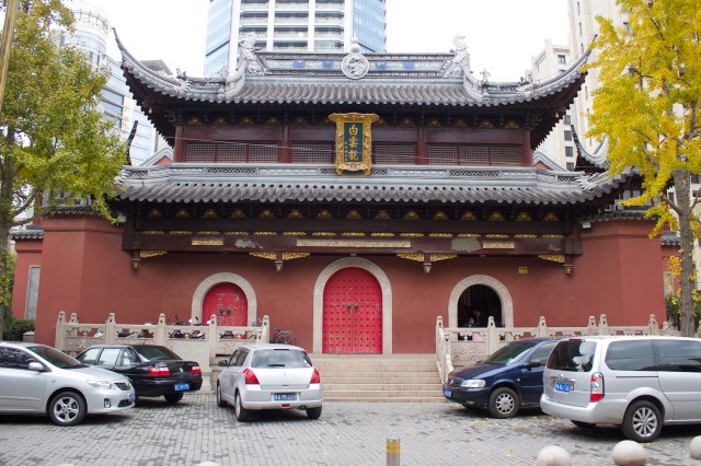 The White Cloud Pavilion 白雲觀 is a Buddhist Temple.  It sits right by the section of the Old City Walls. 