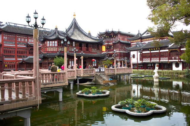 Huxinting Pavilion and the surrounding bazaar/market area.