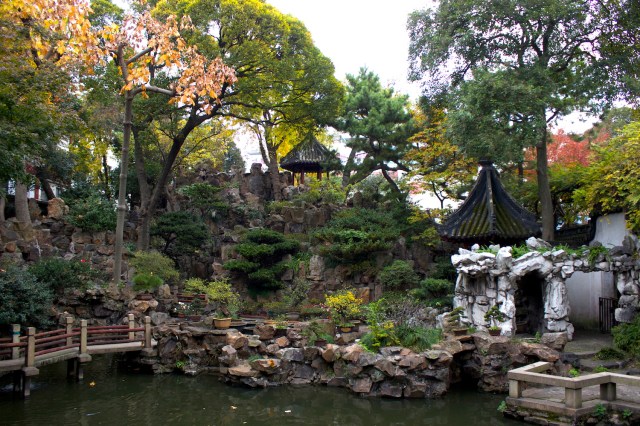 Interior of the Yuyuan Gardens...豫園