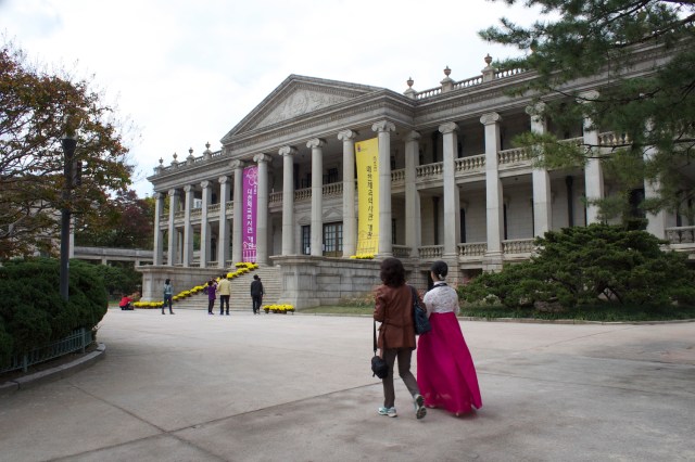 Lady in Hanbok at the Deoksugung Palace 德壽宮, the residence of choice of the Daehan Emperors.  Note the European style architecture of the palace.  