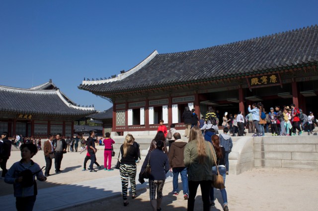 Crowds in the Gyeongbokgung complex.