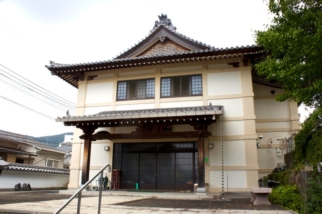 Zenrin-ji 禅林寺 is built in a contemporary style, having been destroyed by the atomic bomb.