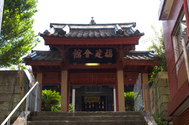 The front gate of the Hokkien Huay Kuan (Fukken Kaikan in Japanese), was built in the late 1800s.