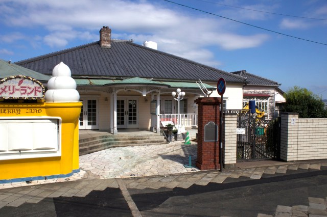 Outside of Glover Garden, there are still clusters of probably Treaty-port era residences still standing. This one literally stands outside Glover Gardens and is a cafe.