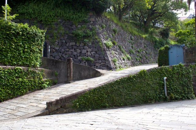 The stone marker indicates the beginning of Hollander Slope - the foreign settlement proper.