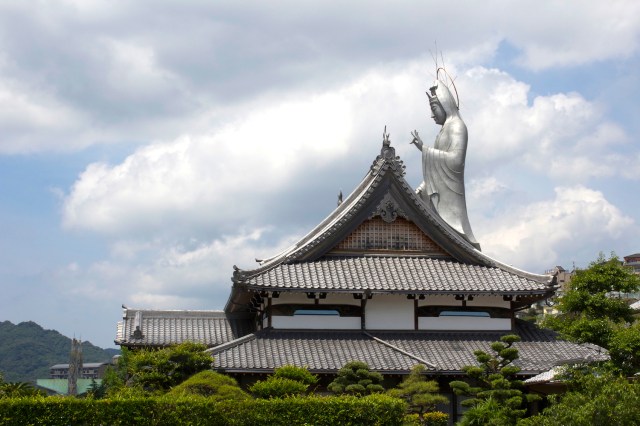 The surreal vision of a massive Kwannon, or Goddess of Mercy at the Fukusai-ji 福濟寺 (not along the Teramachi but worth a visit).  Many of the temples in Nagasaki were destroyed by the atomic bomb, but have been reconstructed or rebuilt. 