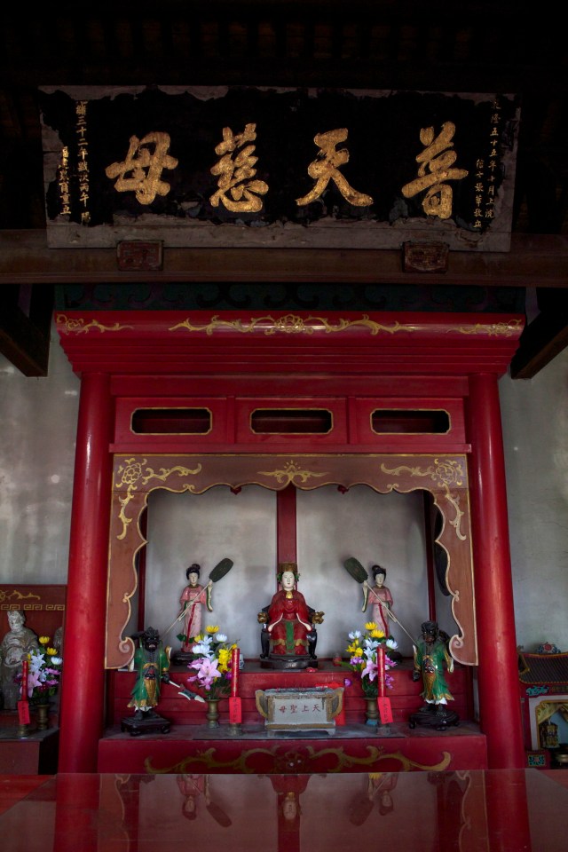 The Tengo Temple - Tengo 天后 is also known as Mazu 媽祖 - was established in 1736 but this version was built in 1906.