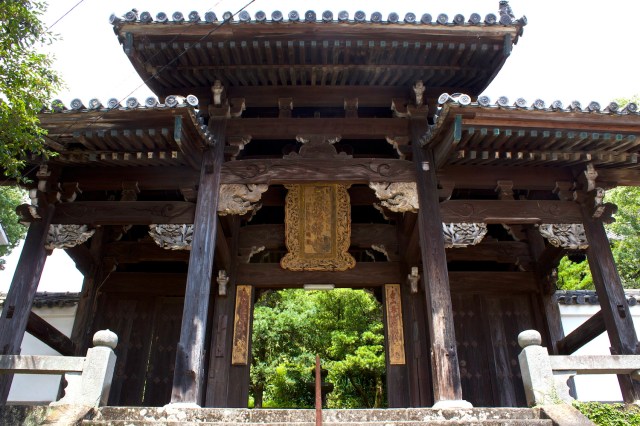 The entrance to Shofuku-ji 聖福寺, built in 1677.
