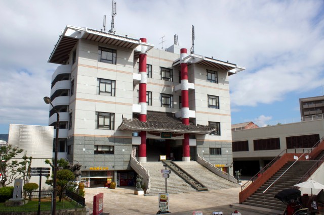 Shikairo 四海樓 restaurant sits just off the Oura Bund.