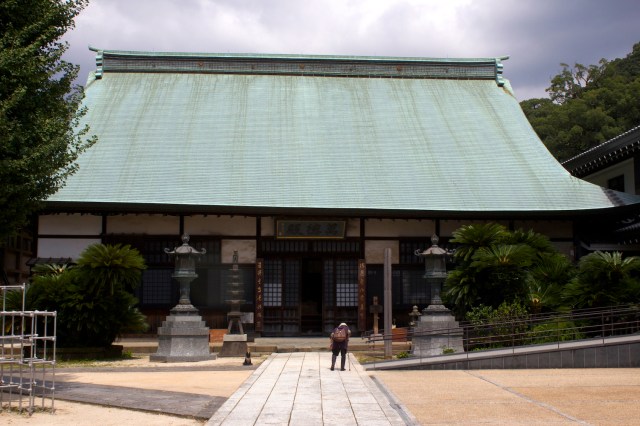 The side temple of Kotai-ji, and an elderly pilgrim.
